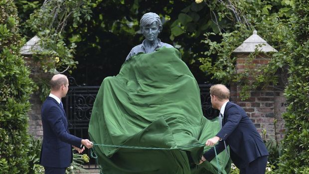 Britain's Prince William, left and Prince Harry unveil a statue they commissioned of their mother Princess Diana,  on what woud have been her 60th birthday, in the Sunken Garden at Kensington Palace, London, Thursday July 1, 2021. (Dominic Lipinski /Pool Photo via AP)