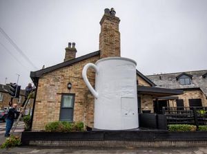 Bangunan Bentuk Gelas Setinggi 3,6 Meter Ini Diprotes Warga Bangunan Bentuk Gelas Setinggi 3,6 Meter Ini Diprotes Warga