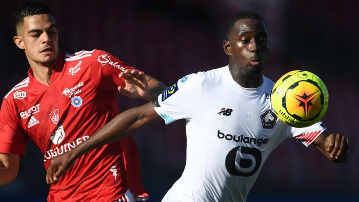 Brests French midfielder Romain Faivre (L) fights for the ball with Lilles French defender Boubakary Soumare during the French L1 football match between Brest and Lille at the Francis Le Ble Stadium in Brest, western France on November 8, 2020. (Photo by Fred TANNEAU / AFP)
