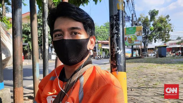 Salah satu tukang ojek online Muhammad Shofi mengaku pasrah dan mengikuti keputusan pemerintah meski pendapatannya bisa turun 50 persen, Jumat (2/7).