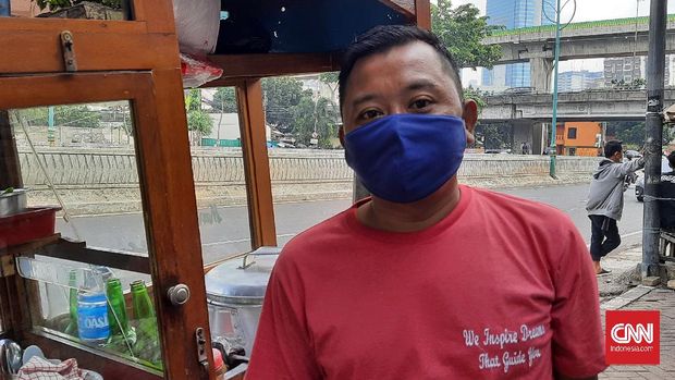Salah seorang penjual bubur Basirin khawatir hidupnya akan bertambah sengsara karena PPKM Darurat, Jumat (2/7).