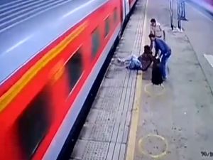 Detik-detik Petugas Selamatkan Pria yang Terseret Kereta Api di Mumbai