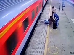 Detik-detik Petugas Selamatkan Pria yang Terseret Kereta Api di Mumbai