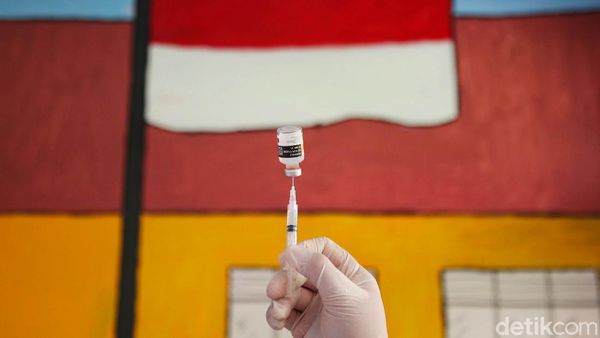 Dihantam Gelombang Kedua Corona, RI Gencarkan Vaksinasi Massal