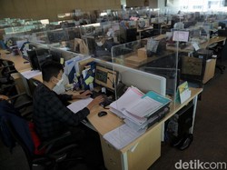 Industri Esensial Dibuka Bertahap, Karyawan 100% Dibagi Minimal 2 Shift
