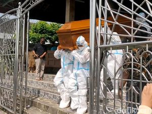 Suasana Pemakaman Ki Manteb dengan Protokol COVID-19 Suasana Pemakaman Ki Manteb dengan Protokol COVID-19