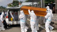 Isak Tangis Warnai Keberangkatan Jenazah Ki Manteb dengan Protap COVID-19
