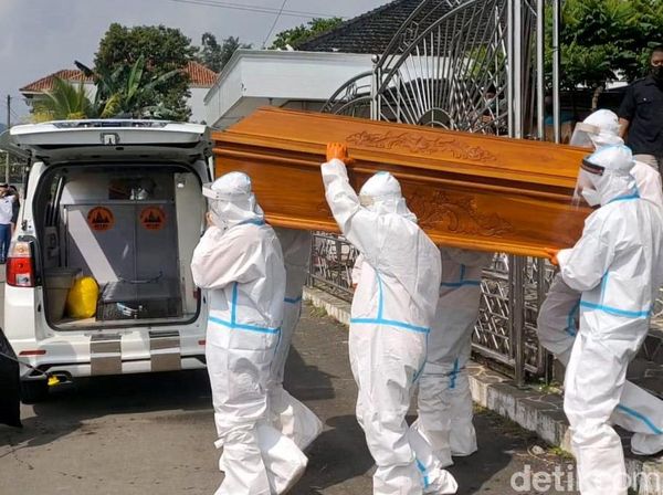 Isak Tangis Warnai Keberangkatan Jenazah Ki Manteb dengan Protap COVID-19