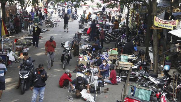 Warga melakukan aktivitas jual beli di Pasar Klitikan Semanggi, Solo, Jawa Tengah, Jumat (2/7/2021). Guna mencegah penyebaran COVID-19, pemerintah berencana menerapkan PPKM Darurat pada 3 - 20 Juli mendatang di 48 Kabupaten/Kota berstatus pandemi level 4 dan 74 Kabupaten/Kota berstatus pandemi level 3 di Pulau Jawa dan Bali, dengan kebijakan pengetatan aktivitas warga di ruang publik. ANTARAFOTO/Maulana Surya/foc.