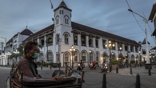 Seorang tukang becak menanti penumpang di kawasan wisata Cagar Budaya Kota Lama, Semarang, Jawa Tengah, Kamis (1/7/2021). Pemerintah berencana menerapkan PPKM Darurat pada 3 - 20 Juli mendatang di 48 Kabupaten/Kota berstatus pandemi level 4 dan 74 Kabupaten/Kota berstatus pandemi level 3 di Pulau Jawa dan Bali, dengan sejumlah aturan pengetatan aktivitas masyarakat di tempat publik guna menurunkan penambahan kasus aktif COVID-19. ANTARA FOTO/Aji Styawan/aww.