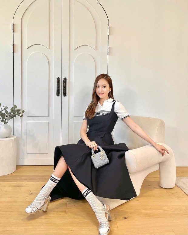 Jessica Jung dengan Micro Lady Dior Bag/ sumber: instagram.com/jessica.syj/ Jessica Jung berpose dengan tas mewah Micro Lady Dior Bag.