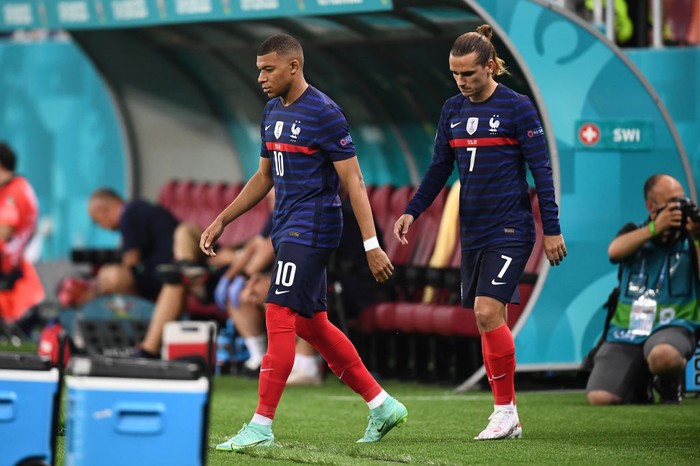 BUCHAREST, ROMANIA - JUNE 28: Kylian Mbappe and Antoine Griezmann of France look on as they make their way on to the pitch prior to the UEFA Euro 2020 Championship Round of 16 match between France and Switzerland at National Arena on June 28, 2021 in Bucharest, Romania. (Photo by Daniel Mihailescu - Pool/Getty Images)
