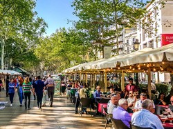 Spanyol Hapus Rute Bus di Peta Online buat Atasi Overtourism