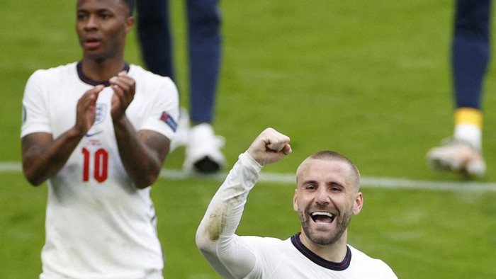 Englands defender Luke Shaw (R) greets supporters after their win in the UEFA EURO 2020 round of 16 football match between England and Germany at Wembley Stadium in London on June 29, 2021. (Photo by JOHN SIBLEY / POOL / AFP)