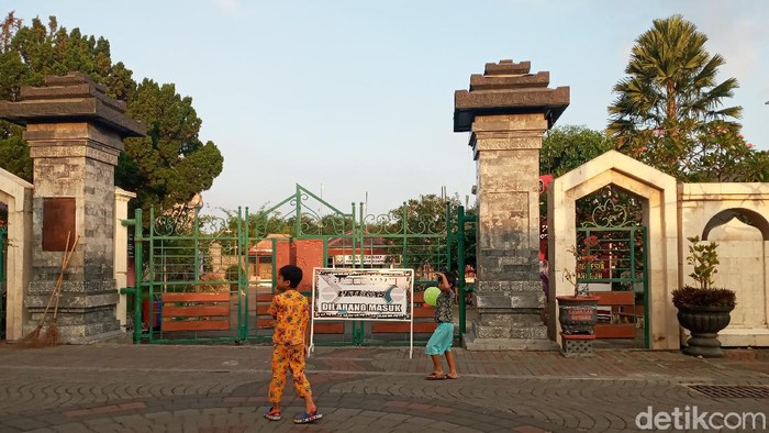 Makam Bung Karno Kota Blitar tergolong kawasan yang mau mengerjakan PPKM Darurat. Sambil menanti Perwali terbit, penutupan kawasan rekreasi Makam Bung Karno (MBK) diperpanjang.