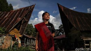 Menjaga Kelestarian Sarung Batak Khas Toba