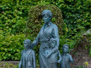 Makna Mendalam Patung Putri Diana dan 2 Anak Tak Bersepatu