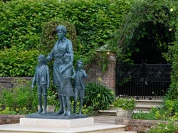 Patung Diana Dilarang Didekati pada Peringatan 24 Tahun Kematiannya