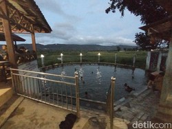 Kebanggaan! Ini Pemandian Air Soda Satu-satunya di Indonesia