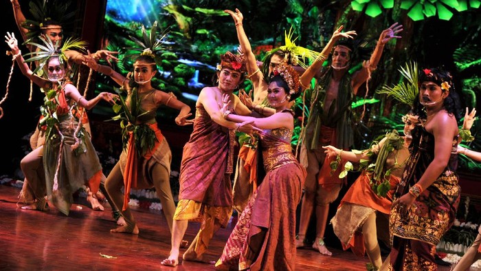 PEMBUKAAN PESTA KESENIAN BALI Seniman memperlihatkan tarian dikala pembukaan Pesta Kesenian Bali ke-43 di Taman Budaya Bali, Denpasar, Bali, Sabtu (12/6/2021). Kegiatan yang hendak diselenggarakan sampai 10 Juli 2021 mendatang secara luring dan daring tersebut melibatkan sekitar 10 ribu orang seniman dan memperlihatkan sejumlah jadwal menyerupai pergelaran, parade, lomba, pameran, lokakarya dan sarasehan. ANTARA FOTO/Fikri Yusuf/rwa.