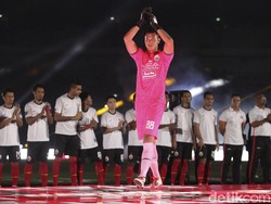 Pemain berikutnya berasal dari sektor penjaga gawang, yaitu Shahar Ginanjar. Kiper yang menjadi andalan ketika Andritany dipanggil Timnas maupun cedera juga dilepas Persija, diketahui Kiper yang juga pernah bermain untuk Persib Bandung ini kini berlabuh ke Liga 2 bersama Dewa United.