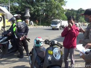 Pelanggar PPKM Darurat di Purwakarta Dihukum Push Up dan Nyapu