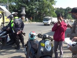 Pelanggar PPKM Darurat di Purwakarta Dihukum Push Up dan Nyapu