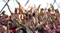 Staf Darurat Senior WHO, Catherine Smallwood melihat ini tak hanya sekedar di stadion, tapi bagaimana orang-orang sampai ke sana, apakah dengan bus apakah setelah dari stadion mereka akan nongkrong di bar karena hal itu justru berpotensi membuat lonjakan kasus. Getty Images/Stuart Franklin