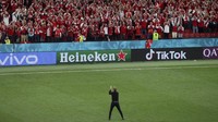 Kritik juga datang dari pemerintah Jerman. Menteri Dalam Negeri Jerman, Horst Seehofer menyebut keputusan Asosiasi Federasi Sepakbola Eropa (UEFA) yang mengizinkan penonton memenuhi stadion menyaksikan laga Euro 2020 (Euro 2021) sebagai perbuatan sangat tidak bertanggung jawab.  Getty Images/Hannah McKay - Pool