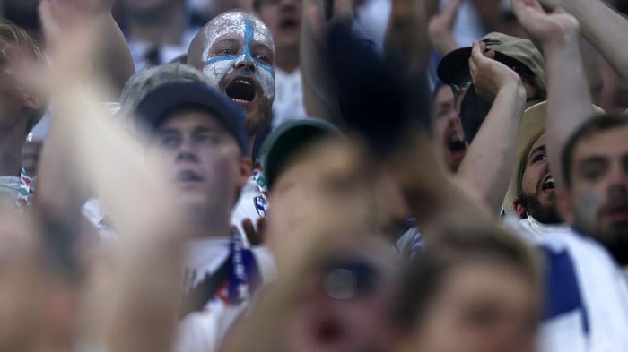 Piala Eropa 2020 Bikin Lonjakan Kasus Corona di Finlandia Fans of Finland sing the national anthem of their country prior the Euro 2020 soccer championship group B match between Finland and Belgium at Saint Petersburg stadium, in St. Petersburg, Russia, Monday, June 21, 2021. (Lars Baron/Pool via AP)