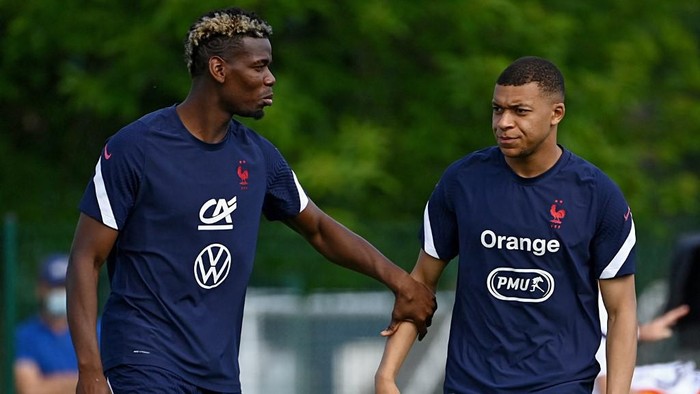 Frances midfielder Paul Pogba speaks with Frances forward Kylian Mbappe (R) attend a training session at the teams base camp in Clairefontaine-en-Yvelines on June 11, 2021 during the UEFA EURO 2020 football competition. (Photo by FRANCK FIFE / AFP)