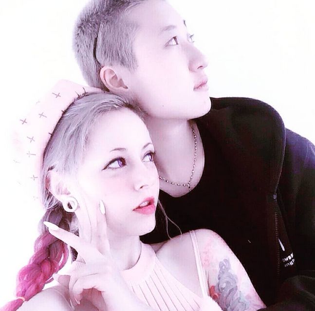 Putri Jackie Chan, Etta Ng Chok Lam dan istrinya Andi Autumn