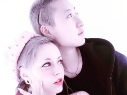 Putri Jackie Chan yang Tidak Diakui Ayahnya Menikahi Kekasih Wanitanya