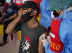 Ragam Ekspresi Warga Saat Jarum Vaksin Menembus Lengan