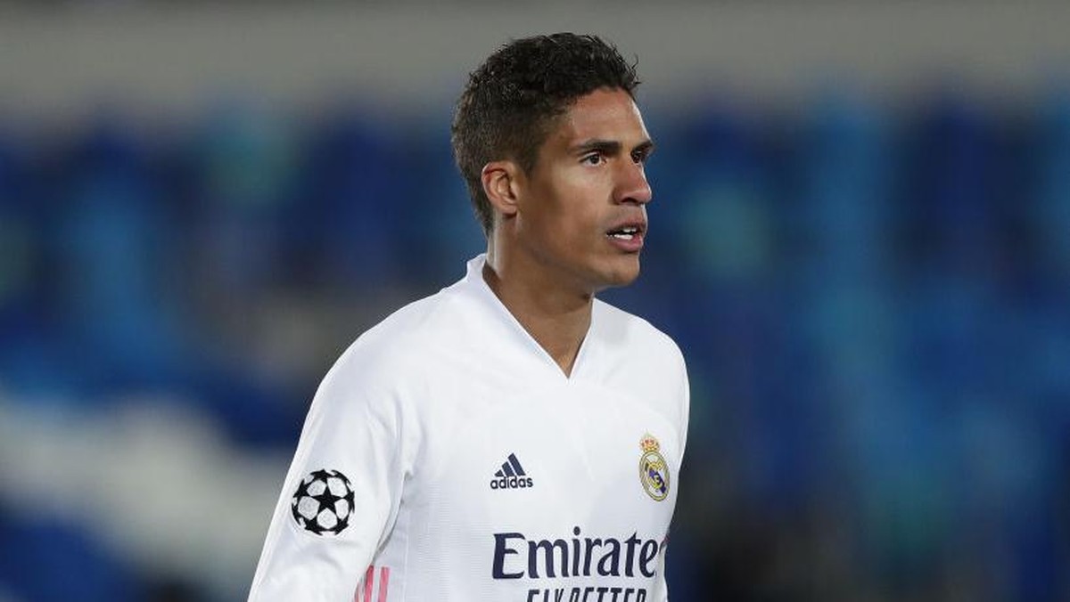 Varane belum memperpanjang kontraknya dengan Madrid. Foto: Getty Images/Gonzalo Arroyo Moreno