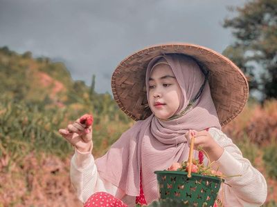 Momen Seru Ria Ricis Saat Cicip BTS Meal dan Petik Stroberi!