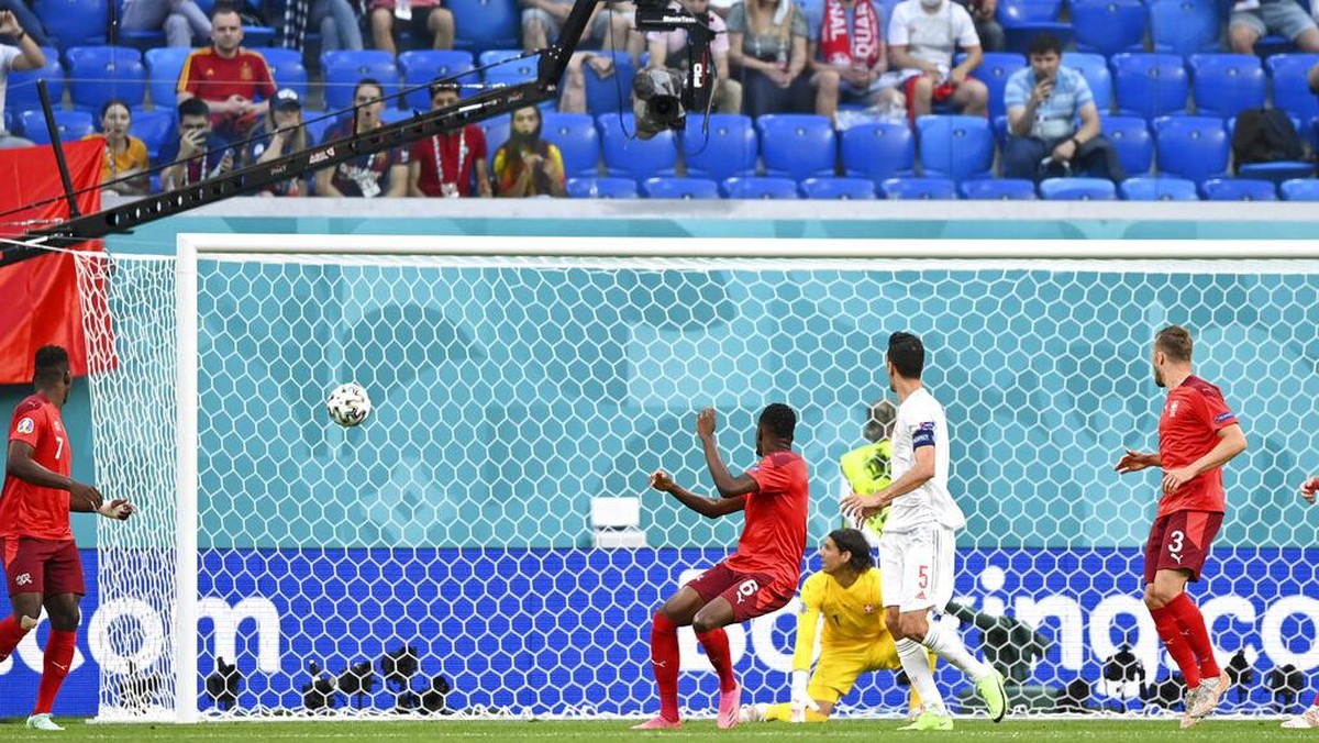 Gol bunuh diri bawa Spanyol ungguli Swiss 1-0 di babak pertama (AP/Kirill Kudryavtsev)