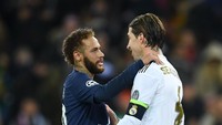 Tapi sejak saat ini Sergio Ramos dan Neymar akan jadi rekan. Ramos baru saja bergabung ke PSG, jadi teman satu tim Neymar. (Foto: Getty Images/David Ramos)