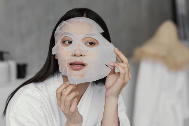 Saat memakai sheet mask perlu menutupi wajah sepenuhnya, agar bisa mendapatkan manfaatnya.