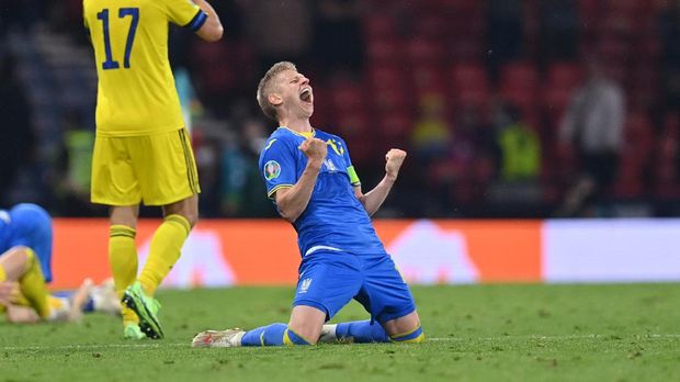 Soccer Football - Euro 2020 - Round of 16 - Sweden v Ukraine - Hampden Park, Glasgow, Scotland, Britain - June 29, 2021 Ukraine's Oleksandr Zinchenko celebrates after the match Pool via REUTERS/Paul Ellis