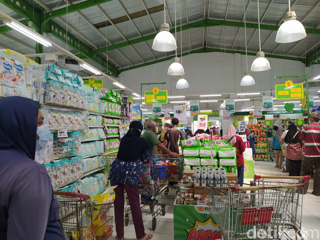 Suasana Antrean di Supermarket Jelang PPKM Darurat