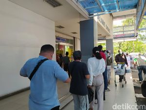 Antrean Pengunjung di Supermarket Mengular, Panic Buying atau Bukan?