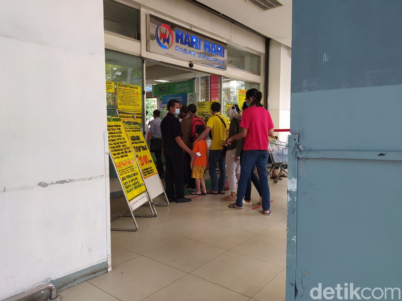 Suasana Antrean di Supermarket Jelang PPKM Darurat