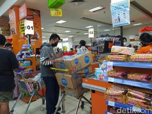 Antrean di Supermarket Mengular Jelang PPKM Darurat, Panic Buying?