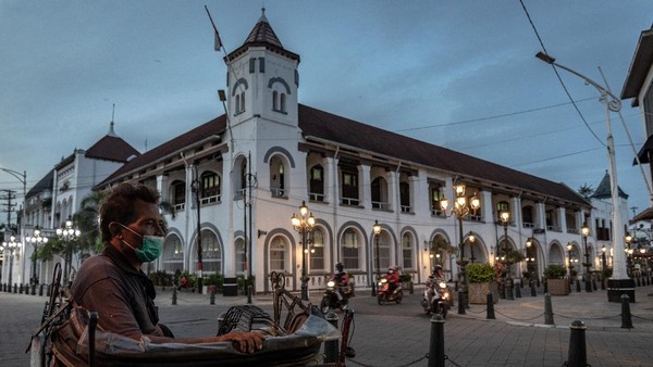 Seorang tukang becak menanti penumpang di kawasan wisata Cagar Budaya Kota Lama, Semarang, Jawa Tengah, Kamis (1/7/2021). Pemerintah berencana menerapkan PPKM Darurat pada 3 - 20 Juli mendatang di 48 Kabupaten/Kota berstatus pandemi level 4 dan 74 Kabupaten/Kota berstatus pandemi level 3 di Pulau Jawa dan Bali, dengan sejumlah aturan pengetatan aktivitas masyarakat di tempat publik guna menurunkan penambahan kasus aktif COVID-19. ANTARA FOTO/Aji Styawan/aww.