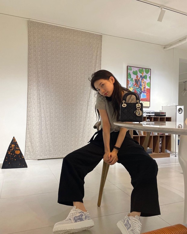 Suzy dengan Micro Lady Dior Bag/ sumber: instagram.com/skuukzky/ Suzy berpose santai dengan tas mewah Micro Lady Dior Bag.