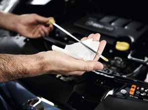 Cara Cek Oli Mobil Pakai Dipstick Cara Cek Oli Mobil Pakai Dipstick