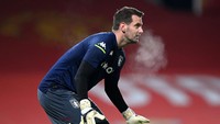 Kiper Tom Heaton juga termasuk ke jajaran pemain MU yang usianya mendekati kepala empat dengan kontrak yang habis di musim panas, sehingga nyaris pasti akan dilepas.  Foto: Getty Images/Laurence Griffiths