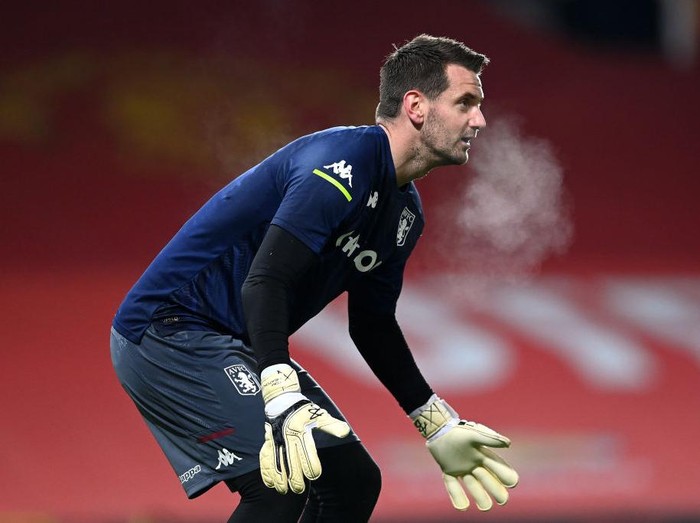 MANCHESTER, ENGLAND - JANUARY 01: Thomas Heaton of Aston Villa warms up prior to the Premier League match between Manchester United and Aston Villa at Old Trafford on January 01, 2021 in Manchester, England. The match will be played without fans, behind closed doors as a Covid-19 precaution. (Photo by Laurence Griffiths/Getty Images)