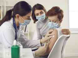 Heboh Artis Positif COVID-19 Ngotot Pemotretan, Divaksinasi Bukan Berarti Kebal!